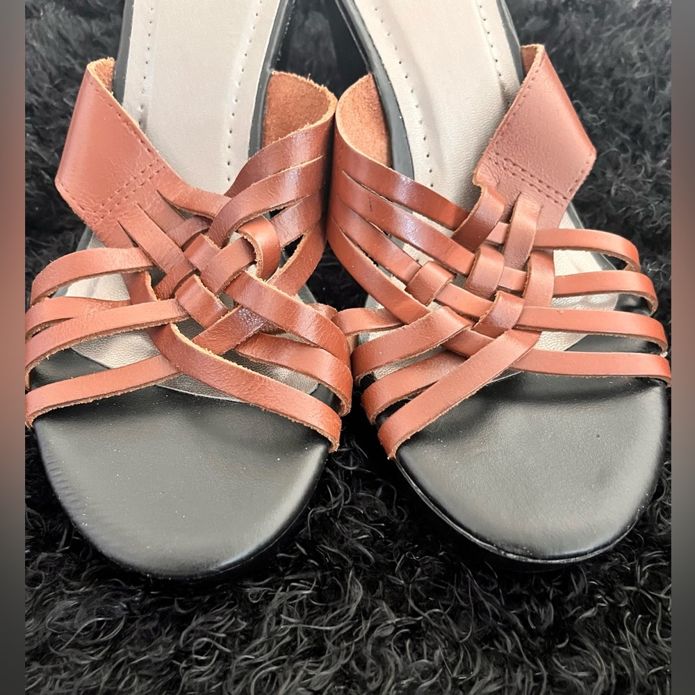 🟢🔴🟡🔵 “The Bay” Vintage Redwood Color Wedge Sandals with Original Label (NWT)!